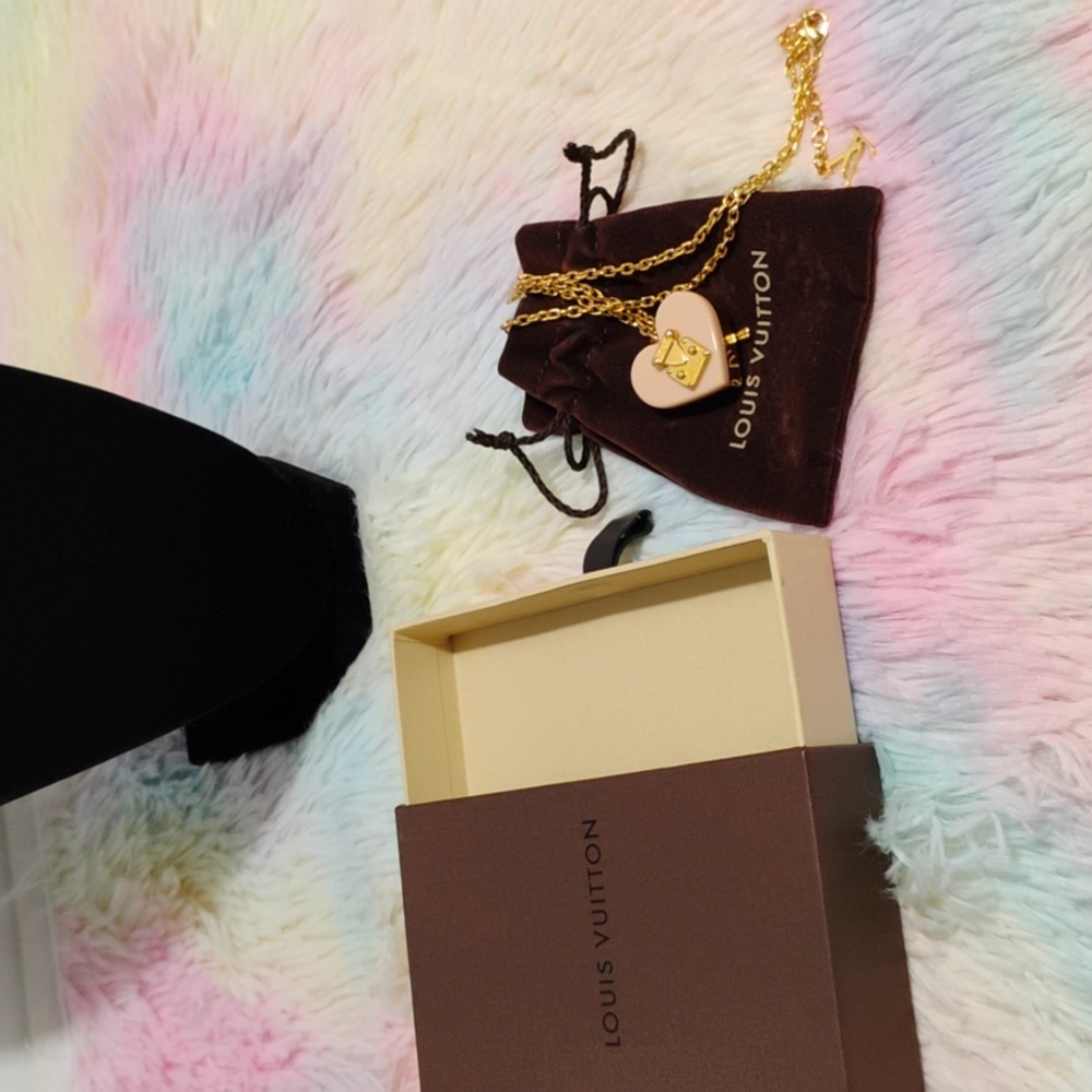 LOUIS VUITTON
Authentic Louis Vuitton
Resin 'Lock Me' Heart Pendant Necklace - Picture 15 of 16
